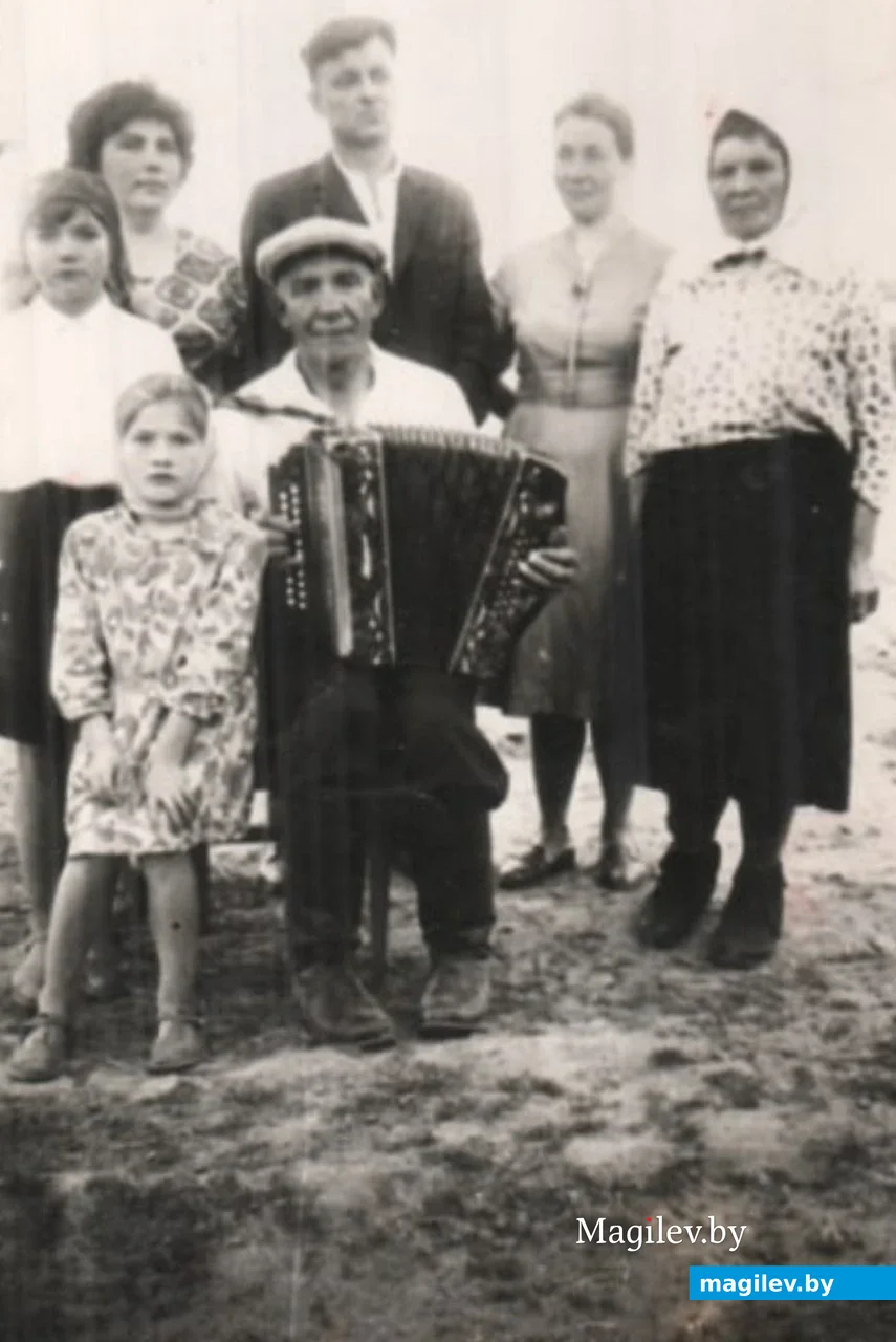 1967 г. 8-летняя Рая с родными в гостях у тети в дереве Славковичи, что 10 км от Хоромцов. Родня