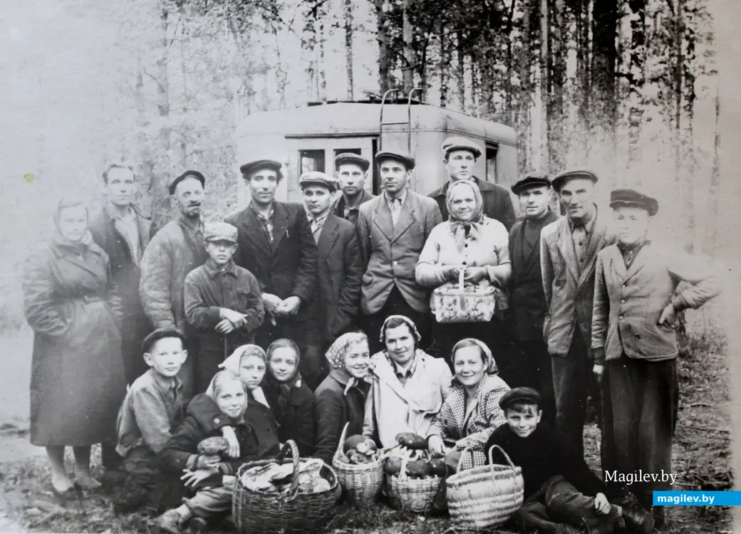 Выезд в лес за грибами. «Электросети» для поездки выделяли транспорт. Александр справа первый стоит. 1963 год. Фото из семейного архива.