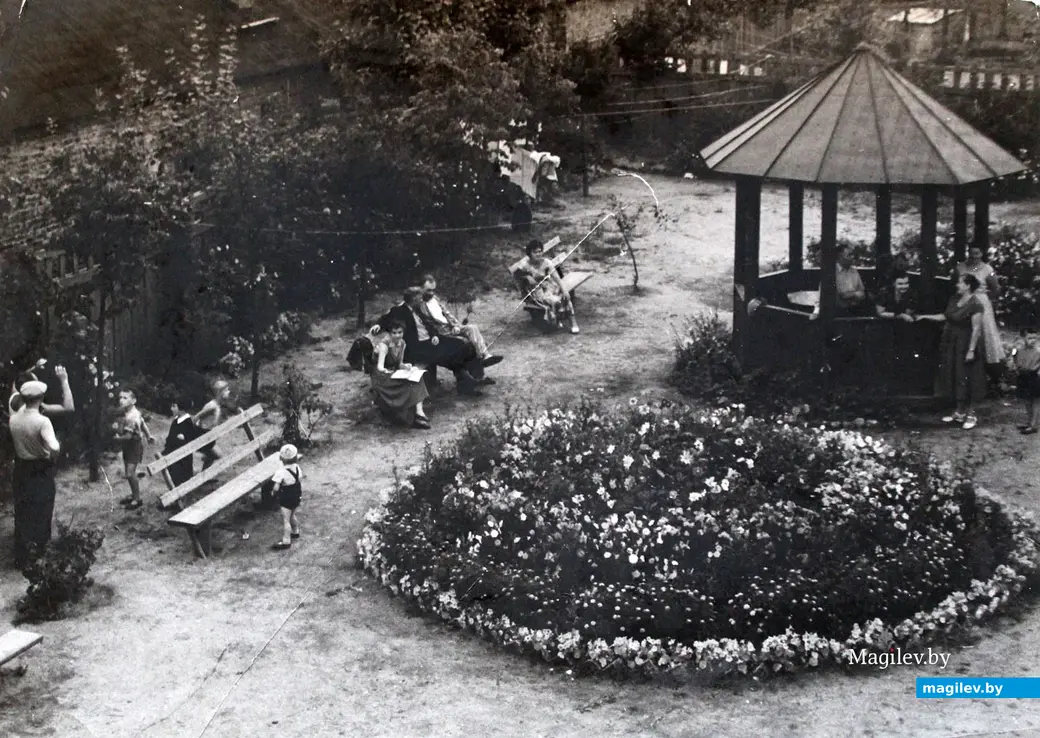 Во дворе дома по Лепешинского, 14. 1969 год. Фото из семейного архива.