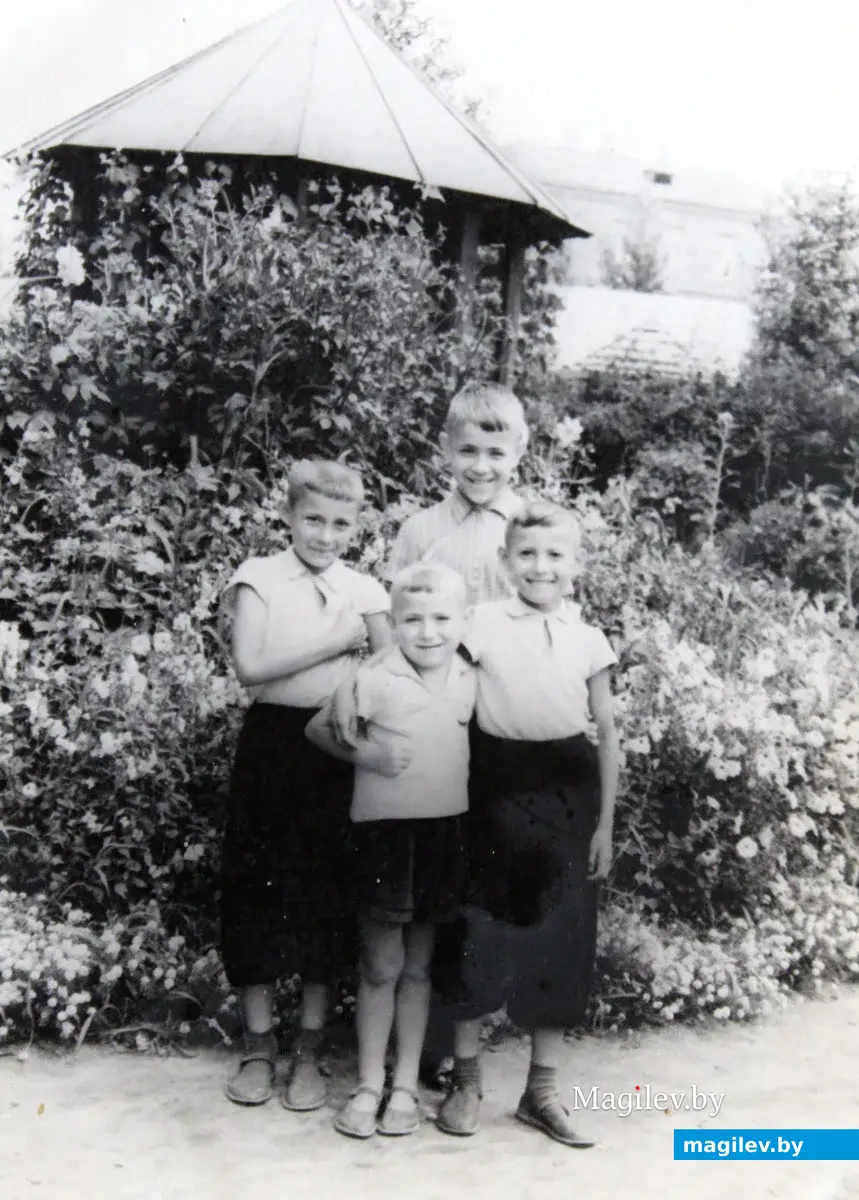 Во дворе дома Лепешинского, 14. Александр с младшим братом и двумя двоюродными братьями, которые приехали в гости из Сибири.