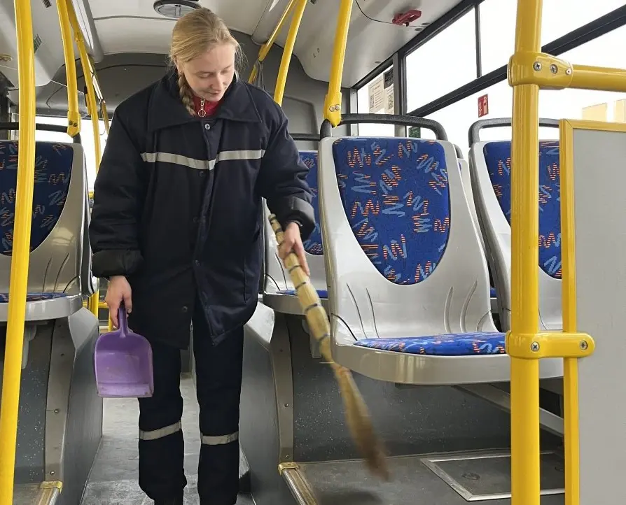 Уборка общественного транспорта в Могилеве. Фото Мария Гришаева и Анны Сташкевич.