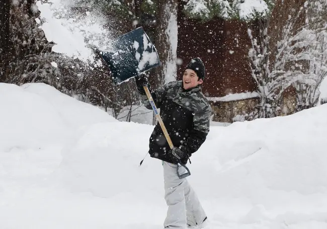 Волонтеры помогут снег расчистить и дров наколоть