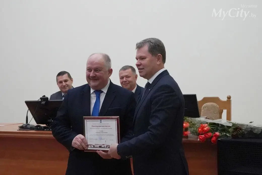 Благодарность Александру Басенко (слева) вручает председатель Могилевского горисполкома Александр Студнев. Могилев, ноябрь 2022 год.