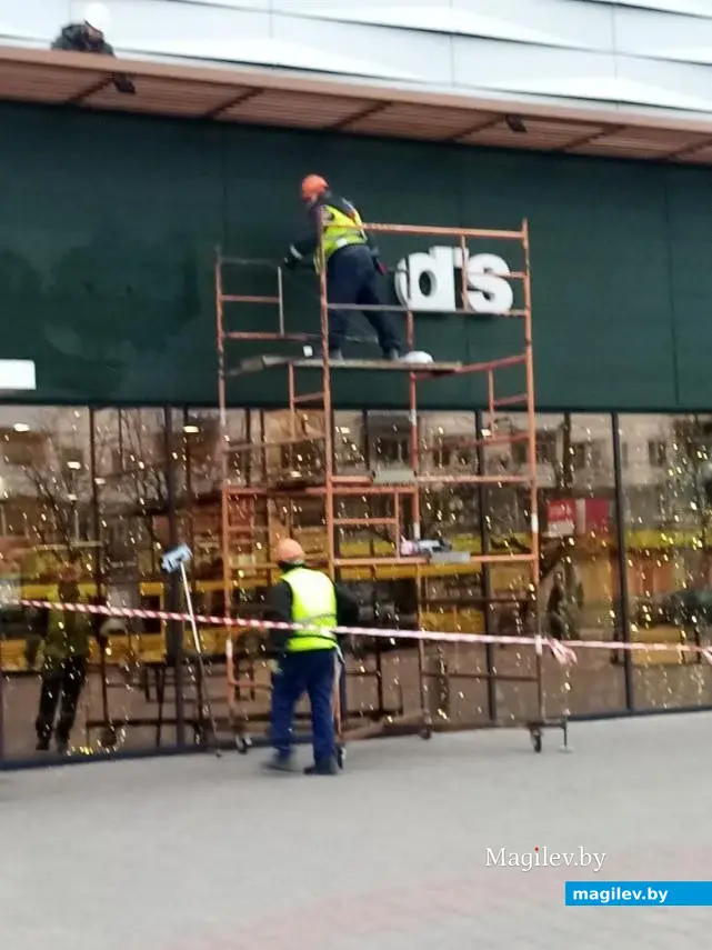 17.11.2022 г. Могилев, пр.Пушкинский. Буквы с McDonald's демонтируют. Фото Галины Покровской