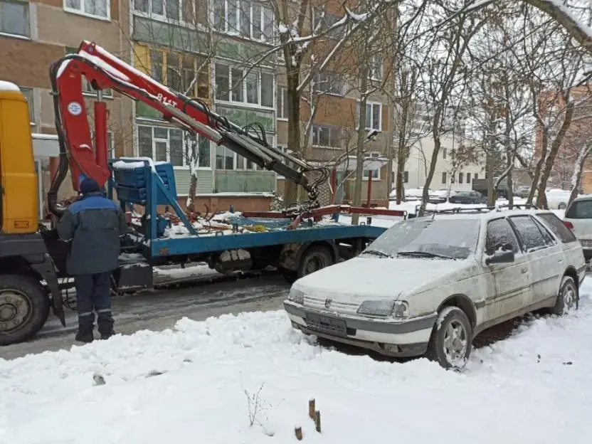 В Могилеве расчищают дворы от автоподснежников. Фото: Mogilevnews.by