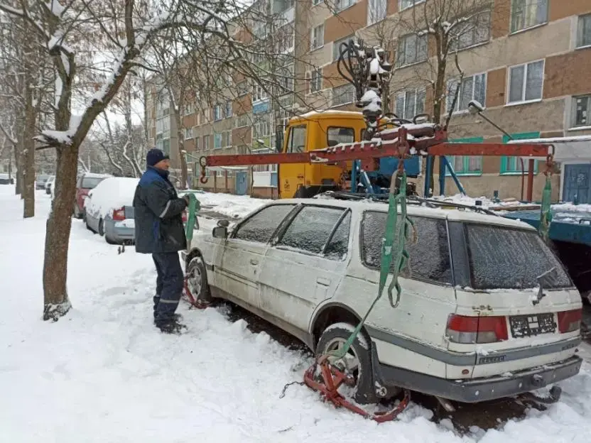 В Могилеве расчищают дворы от автоподснежников. Фото: Mogilevnews.by