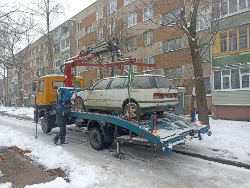 В Могилеве расчищают дворы от автоподснежников. Фото: Mogilevnews.by