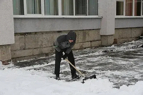 Курсанты помогли в расчистке снега. Фото: сайт institutemvd.by