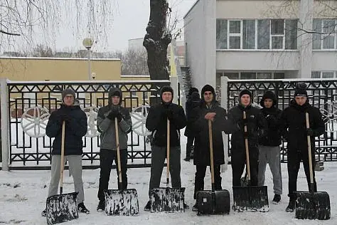 Курсанты помогли в расчистке снега. Фото: сайт institutemvd.by