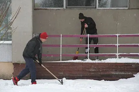 Курсанты помогли в расчистке снега. Фото: сайт institutemvd.by