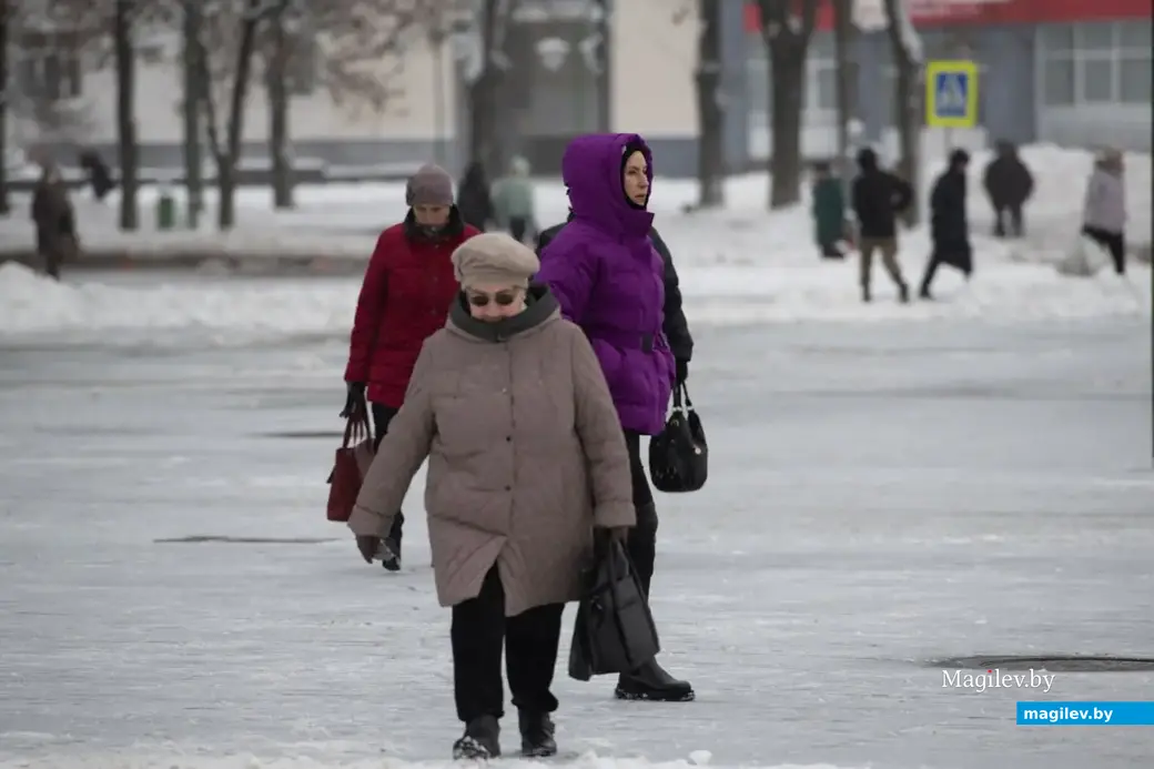 Зима 2023 г. Могилев. В морозы детям и пожилым людям лучше не выходить на улицу. Фото Татьяны Крапивиной.