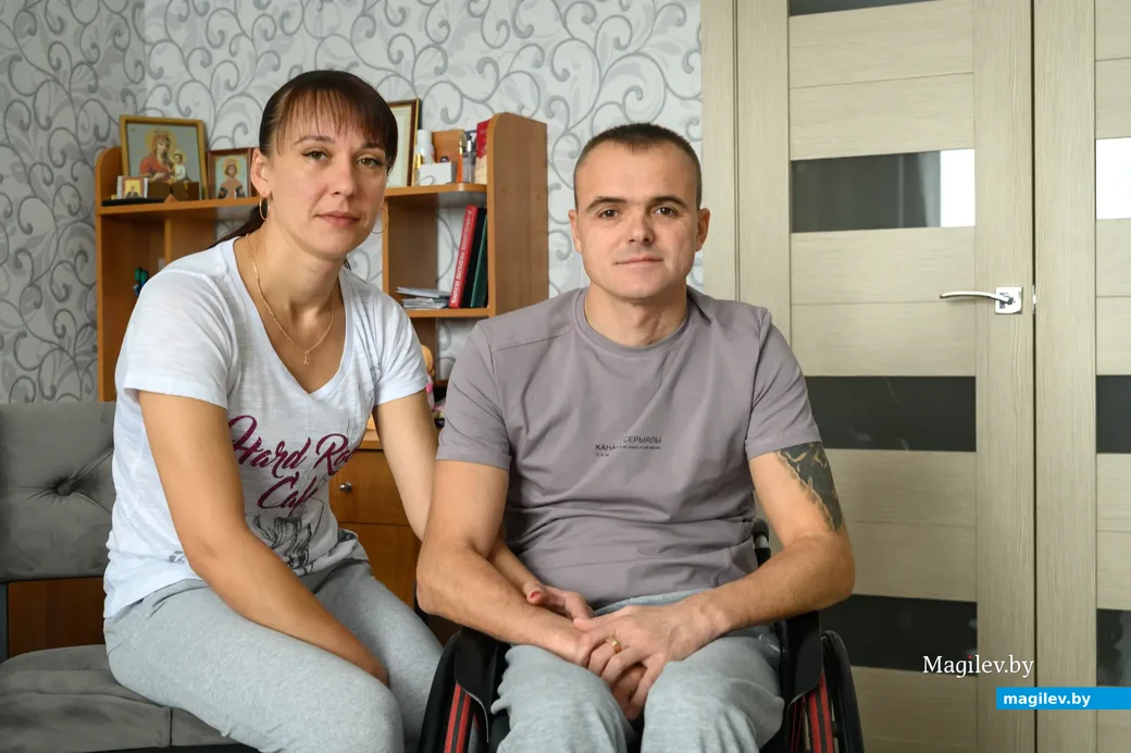 19.11.2022. Бобруйск. Инвалид-колясочник Константин Должецкий с супругой Натальей