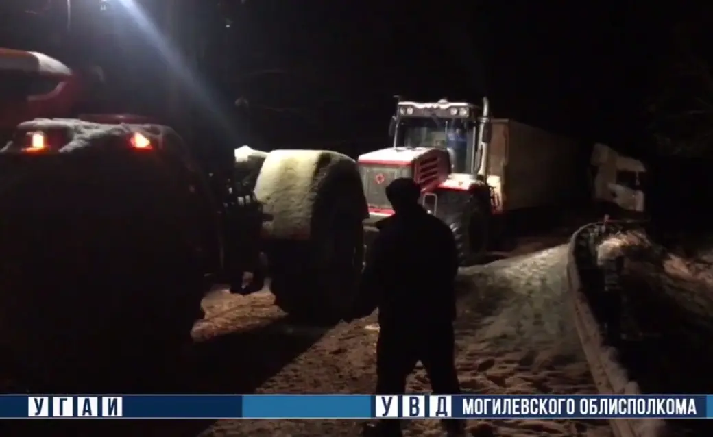 24 октября 22г. На 32-м км автодороги «Осиповичи-Барановичи» водитель фуры не справился с управлением и съехал в кювет. Фото: УВД Могилевского облисполкома