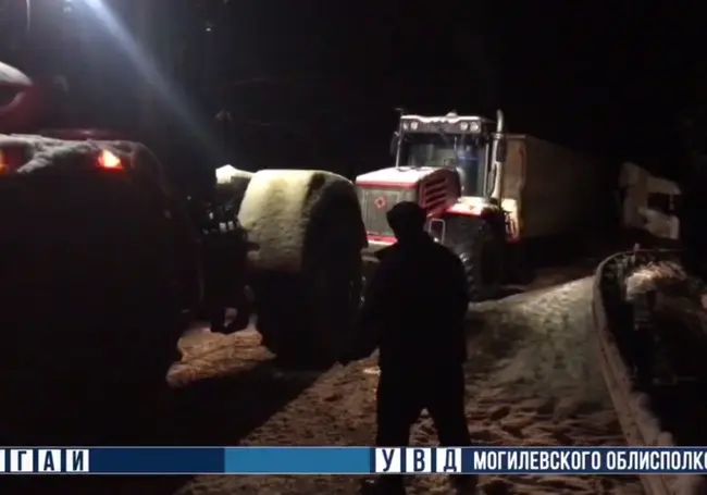 Водитель фуры не справился с управлением и съехал в кювет