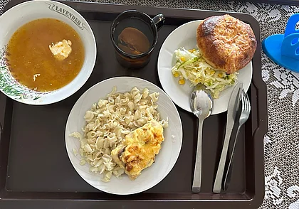 Могут ли щи быть вкусными без мяса: узнали, пообедав в столовой МГОИРО за 9 рублей