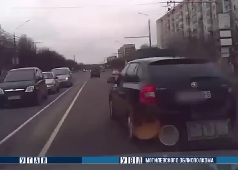 Момент опасного маневра на проспекте Шмидта в Могилеве. Фото: скриншот видео ТГ-канала «Милиция Могилевщины».