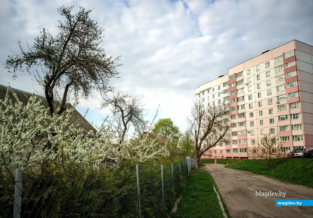 На стыке двух «цивилизаций». Частный сектор в Заднепровье и многоэтажки на Мовчанского. 24 апреля 2023 года.