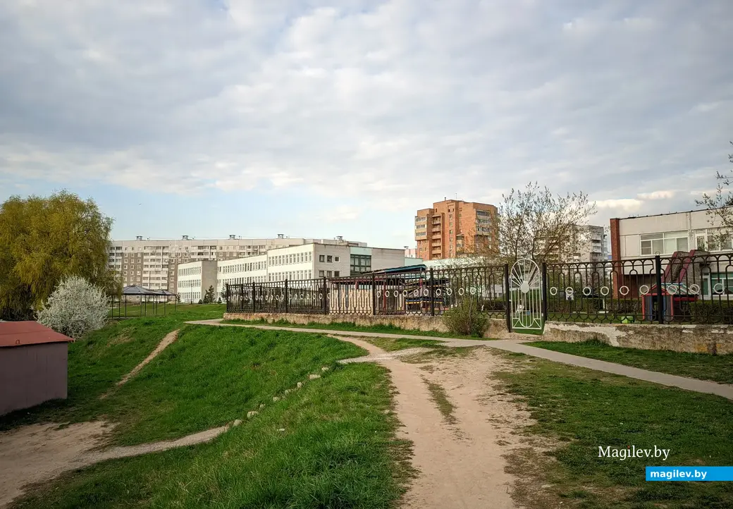 Гугл-карта поведала мне, что это школа-сад с эстетическим уклоном. Могилев, Мовчанского. 24 апреля 2023 года.