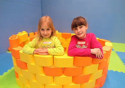 Неподалеку – разговор сквозь зубы, а внутри – «привет, лапочка»