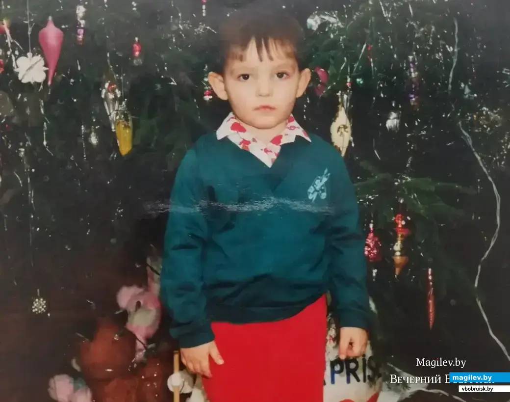 Маленький Виталик на новогодней елке, он еще здоров... Фото из личного архива.