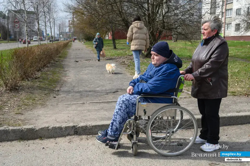 06.04.2023. Звездный проезд. Татьяна Александровна с Виталием на прогулке.