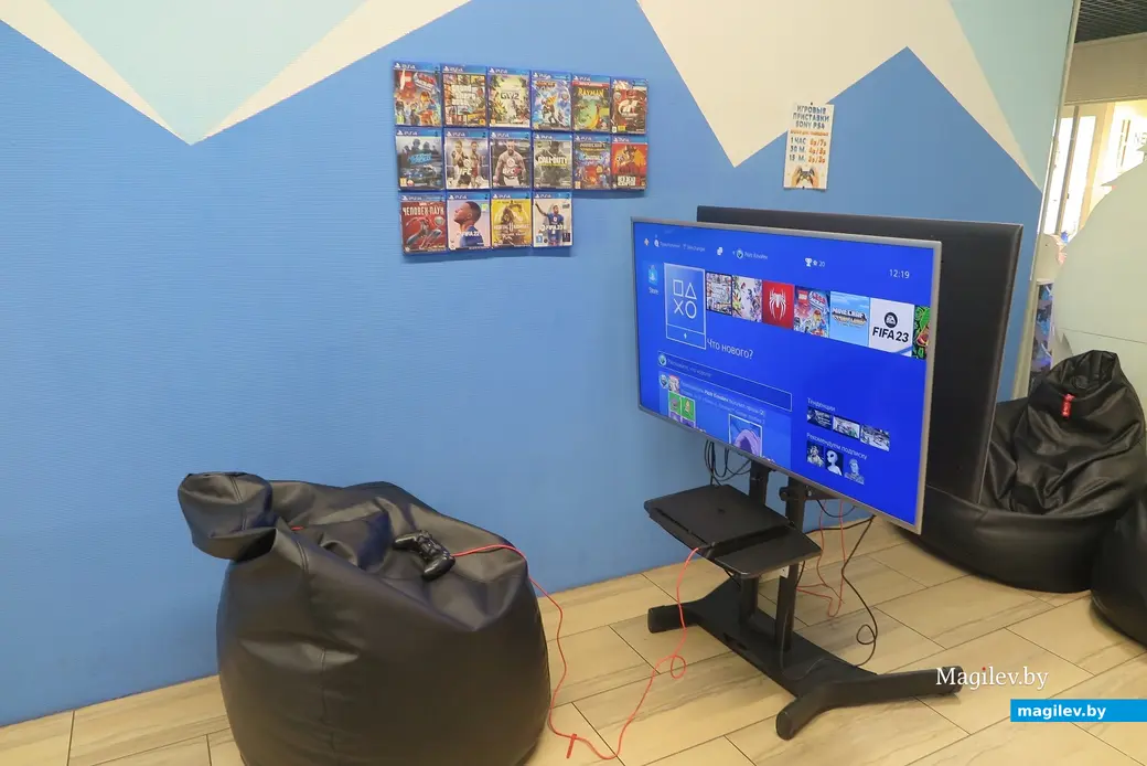 Апрель 2023 г. Могилев, детский центр «Йети и дети». Как вариант, взрослым можно в ожидании ребенка порубиться в приставку - она тут же, у входа.