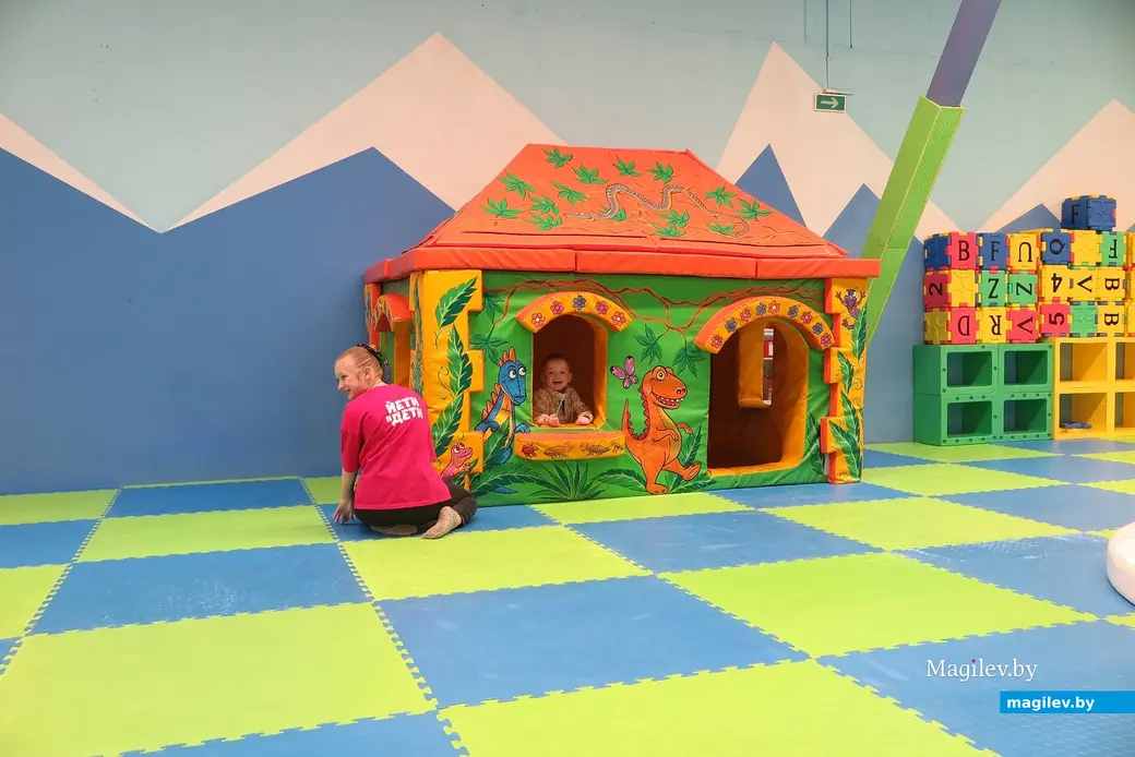 Апрель 2023 г. Могилев, детский центр «Йети и дети». Огромный плюс, что в самом игровом зале с вашей малявкой может поиграть сотрудник центра.