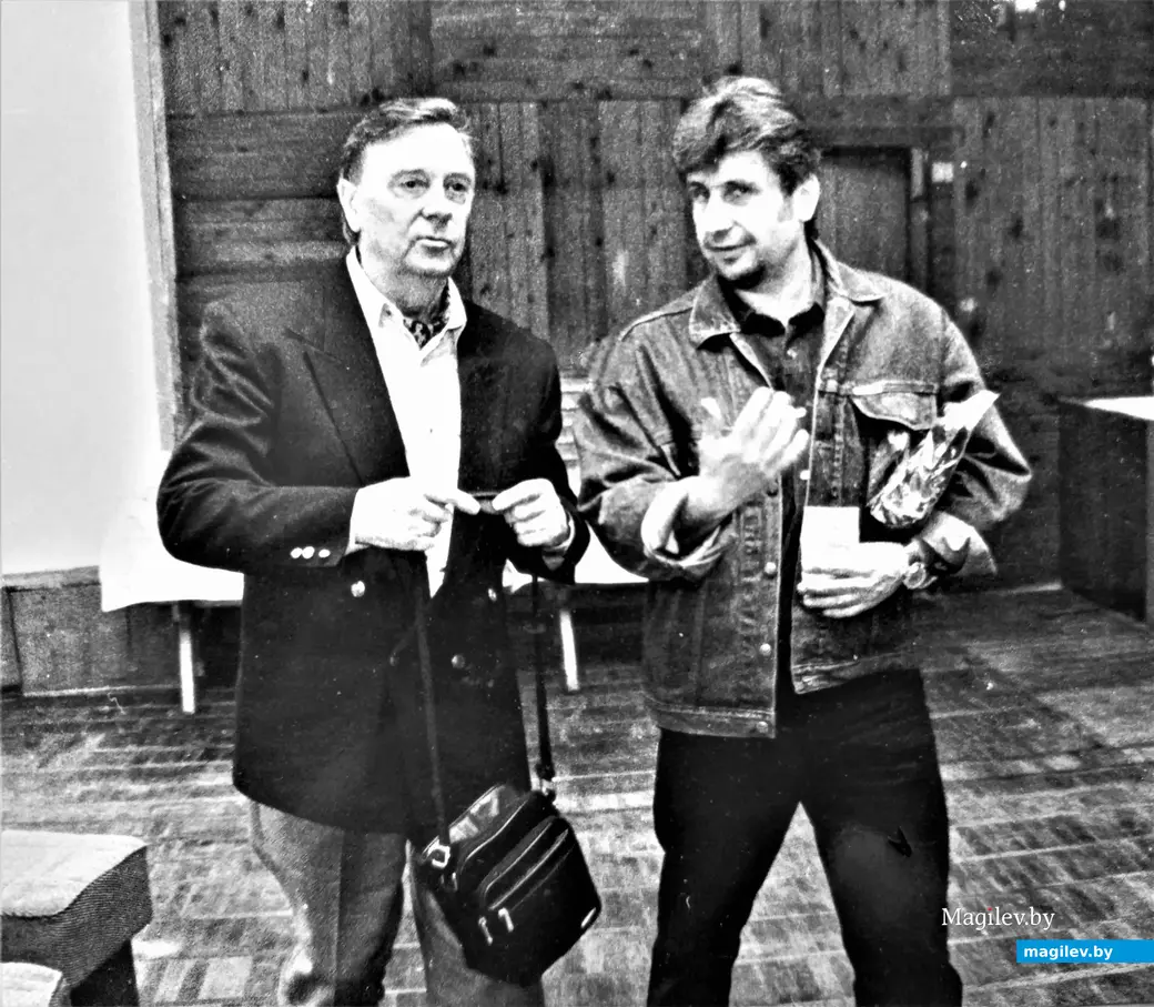 О чем мы с Анатолием Кузнецовым только ни говорили... Обо всем говорили. Кроме еды. Могилев, фойе кинотеарта «Чырвоная зорка», где актер встречался с любителями кино,