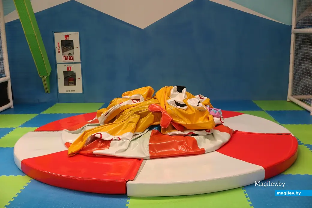 Апрель 2023 г. Могилев, детский центр «Йети и дети». Старое игровое оборудование поизносилось, к сентябрю будет обновление.