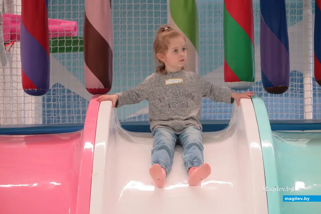 Апрель 2023 г. Могилев, детский центр «Йети и дети». Посъезжала с горок.