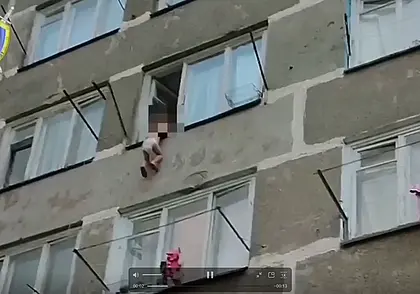 Двухлетняя девочка выпала из окна четвертого этажа в Молодечно