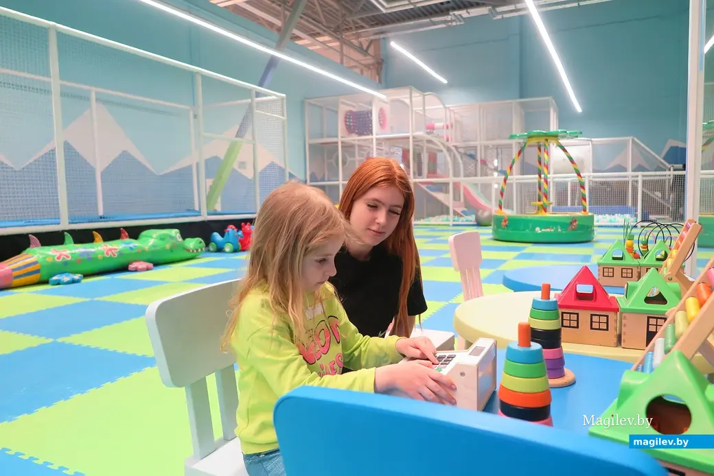 Апрель 2023 г. Могилев, детский центр «Йети и дети». В этом уголке - развивающие игры.