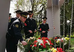 Годовщина аварии на ЧАЭС, в Костюковичах появилась «Аллея мира», и как во время крестного хода к верующим присоединился аист: обзор СМИ за минувший день