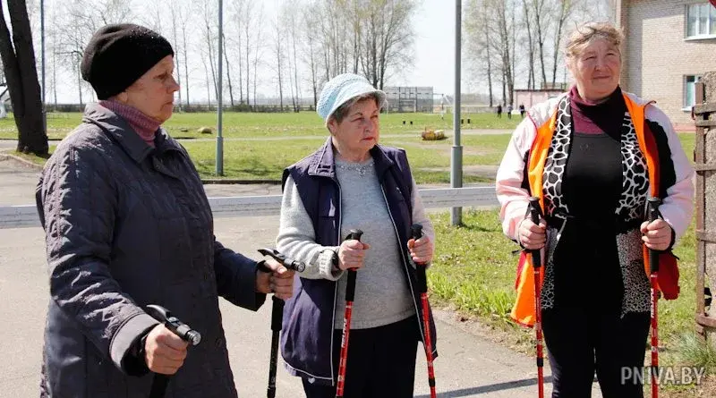 Мастер-класс по скандинавской ходьбе в агрогородке Княжицы Могилевского района. Фото: pniva.by