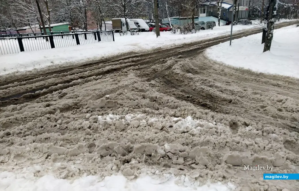 Дворы бульвара Непокоренных. Могилев. 28 ноября 2022 года. Не дорога, а полоса препятствий.