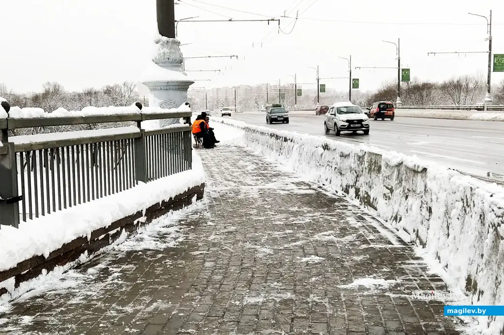 Мост через реку Днепр в Могилеве по Пушкинскому проспекту. 28 ноября 2022 года. Перекур.