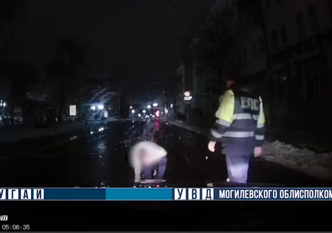 В Могилеве сотрудники ГАИ спасли пьяного пешехода, который сидел на дороге
