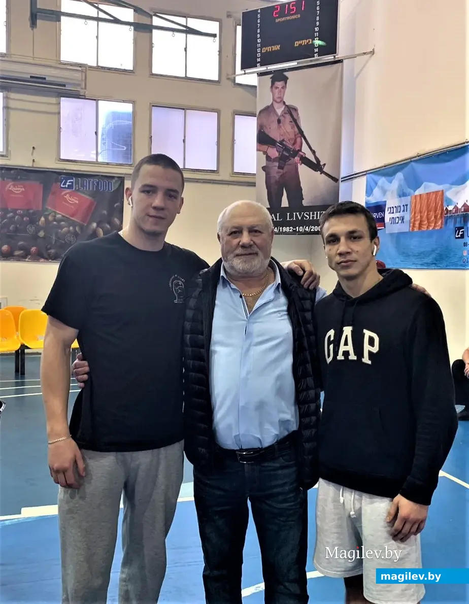 Могилевские боксеры с Владимиром Лившицем (на фоне портрета Игаля Лившица). Израиль, 2019 год.