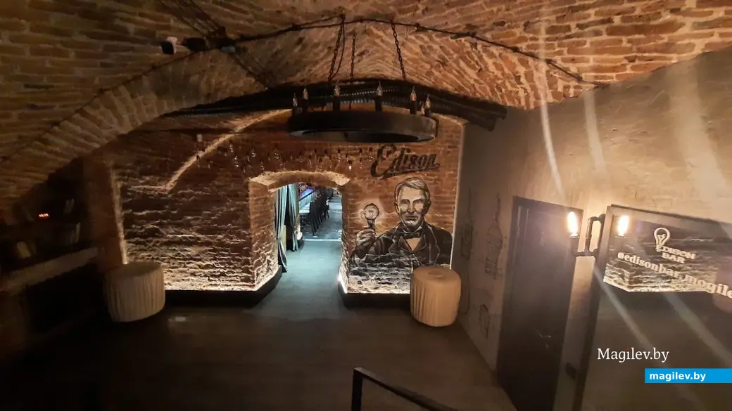 Ноябрь 2022 г. Могилев. Рестобар «Эдисон»: много кирпича, балки, массивные люстры