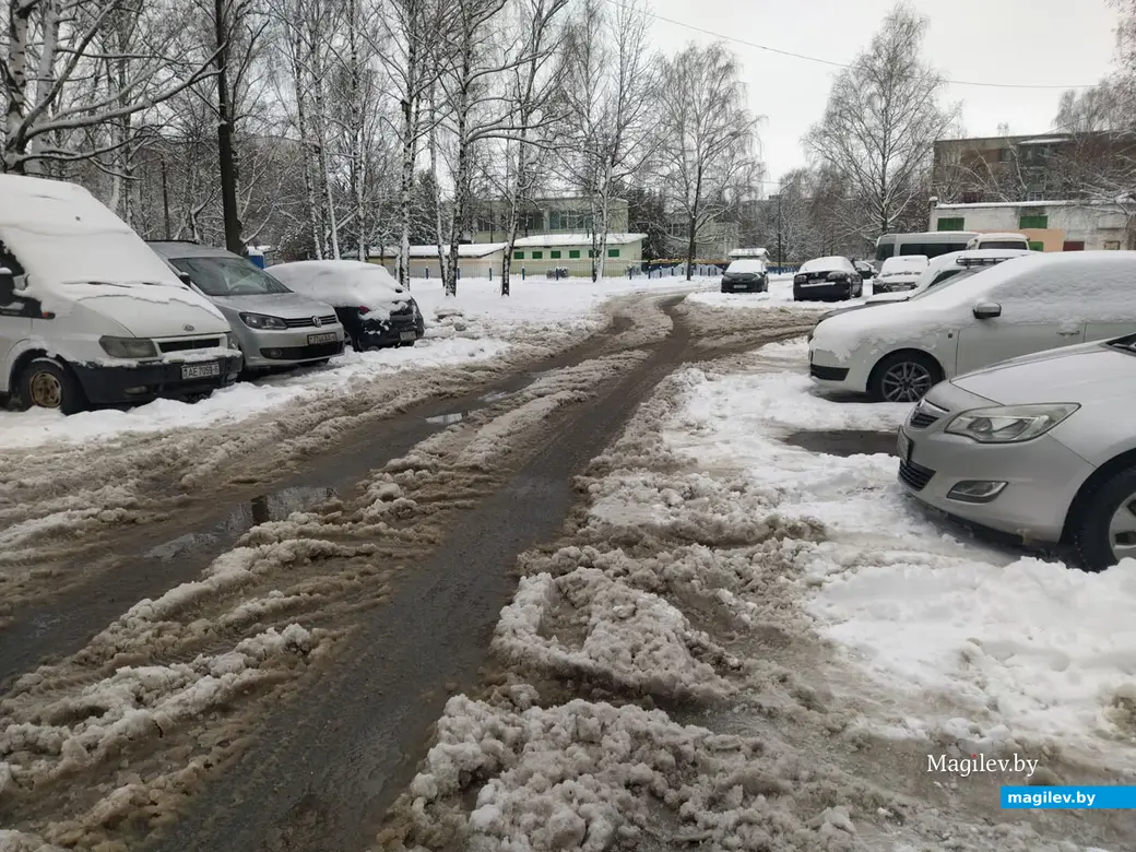 Дворы бульвара Непокоренных. Могилев. 28 ноября 2022 года. Не дорога, а полоса препятствий.