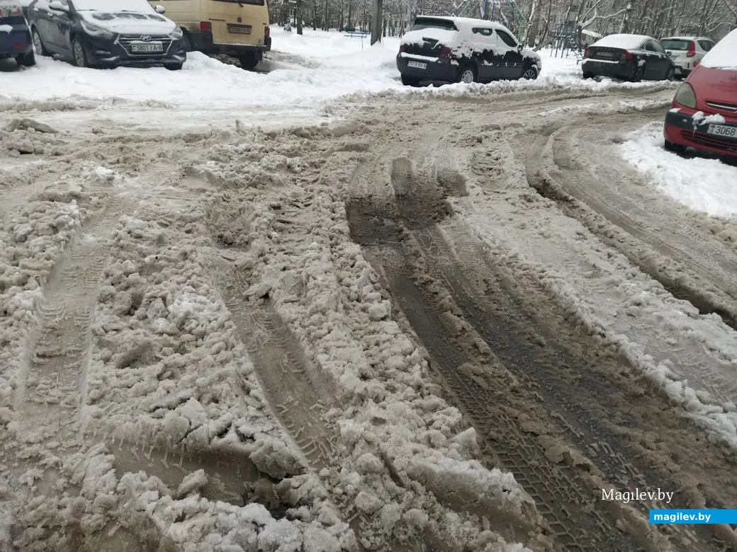 Дворы бульвара Непокоренных. Могилев. 28 ноября 2022 года. Не дорога, а полоса препятствий.