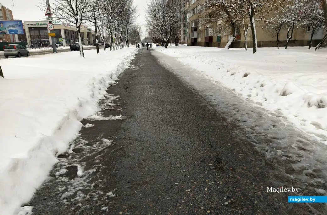 Улица Островского. Могилев. 28 ноября 2022 года. Тротуар вполне пригоден для прогулок.