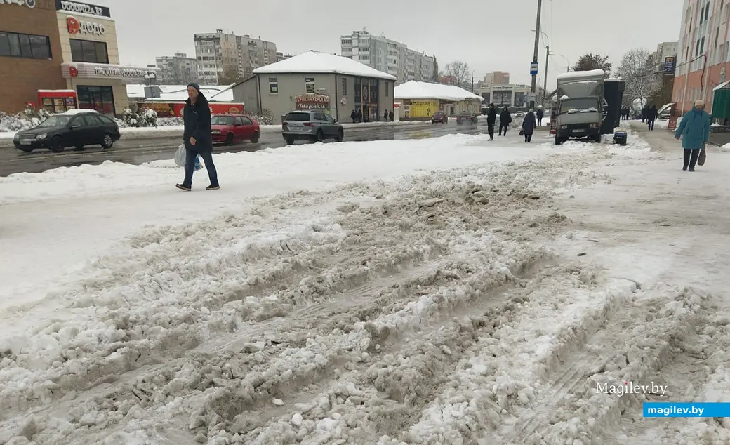 Улица Островского. Могилев. 28 ноября 2022 года. Здесь на тротуаре "снежная каша".