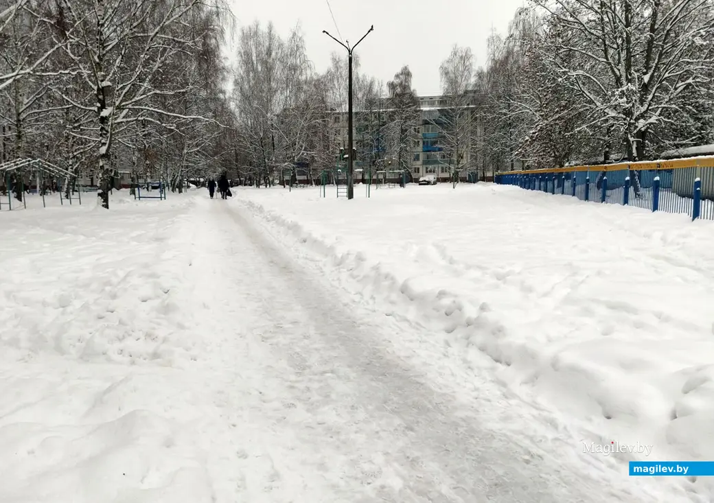 Дворы бульвара Непокоренных. Могилев. 28 ноября 2022 года. Тротуары в чуть лучшем состоянии.