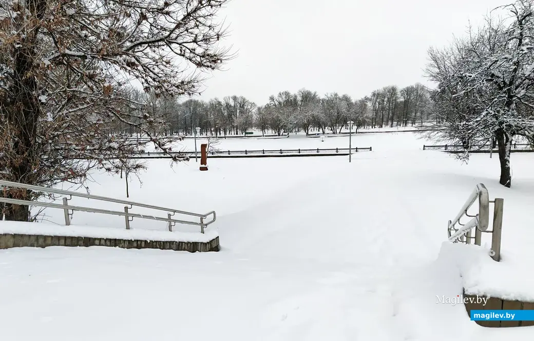 Пушкинский проспект. Могилев. 28 ноября 2022 года. А вот подходы к реке еще ждут своей очереди.