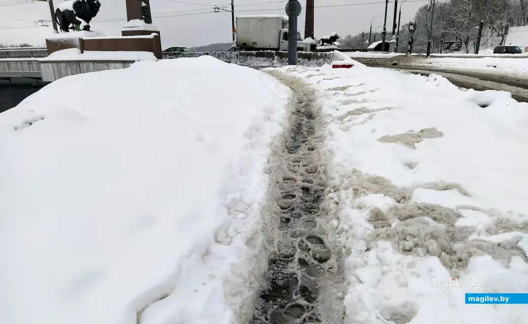 Подход к мосту через реку Днепр. Могилев. 28 ноября 2022 года.