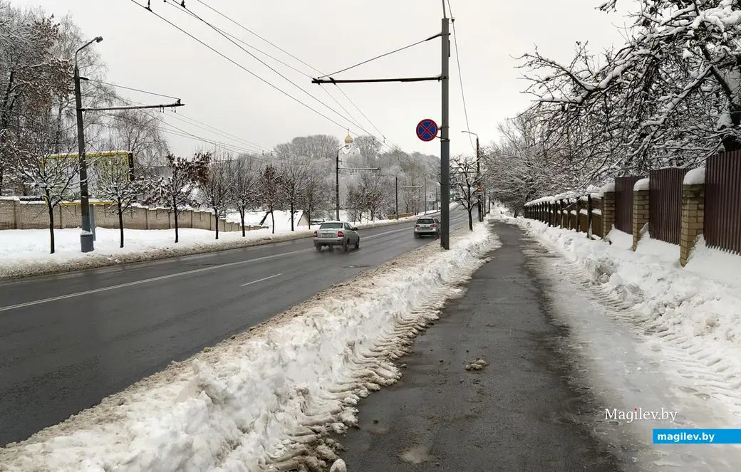 Улица Челюскинцев в Могилеве. 28 ноября 2022 года. И дорога, и тротуар почищены от снега.