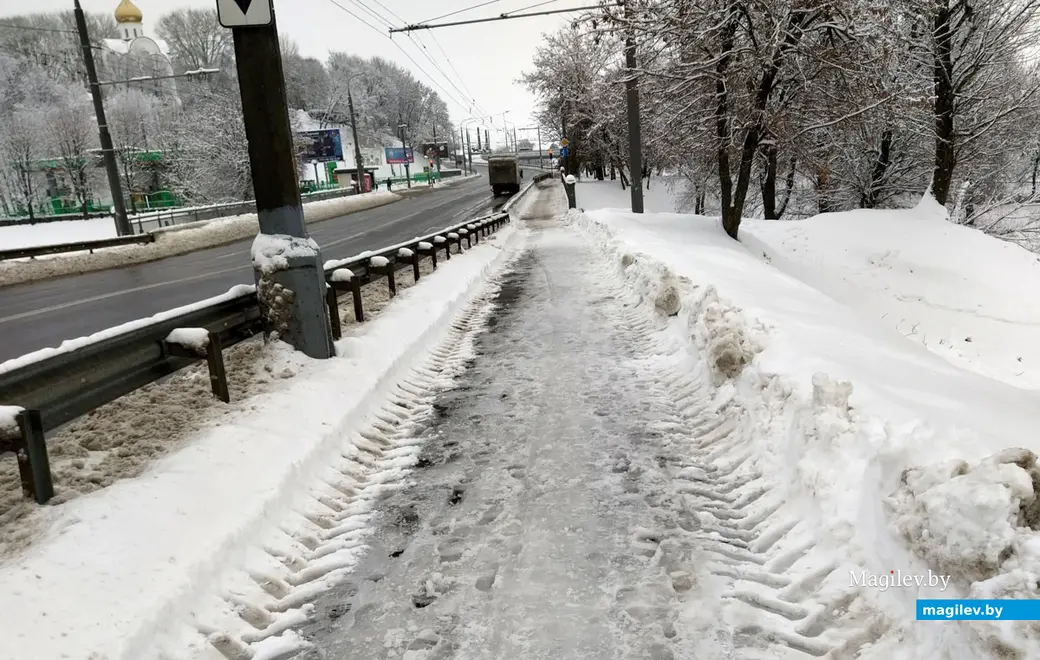 Улица Челюскинцев в Могилеве. 28 ноября 2022 года. Ближе к мосту через реку Днепр по Пушкинскому проспекту пройти по тротуару сложнее.