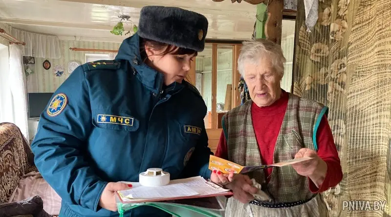 Инспектор сектора пропаганды и взаимодействия с общественностью Могилевского районного отдела по чрезвычайным ситуациям Екатерина Анастасьева во время рейда. Фото: