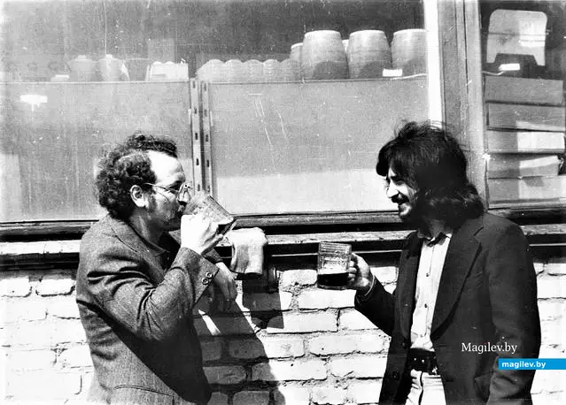 В брежневские времена любая кружка пива была в радость. О закуске говорить не будем. Могилев, 1970-е годы.